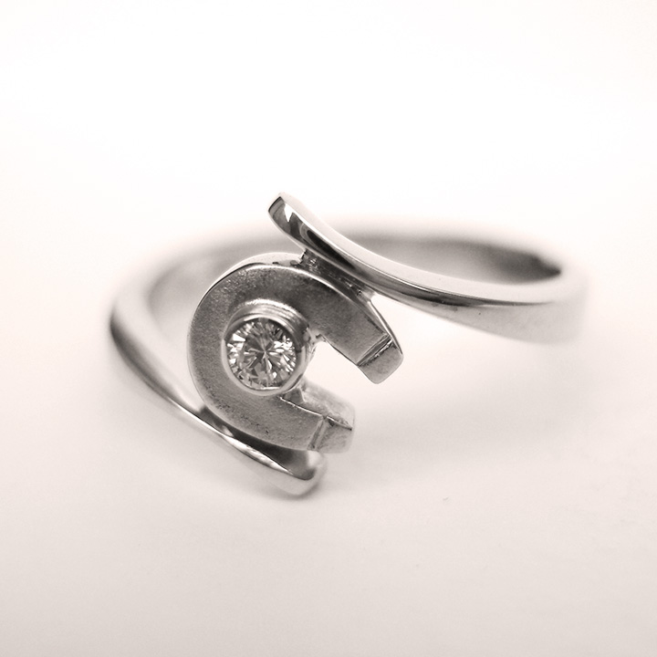 horseshoe-diamond-engagement-ring
